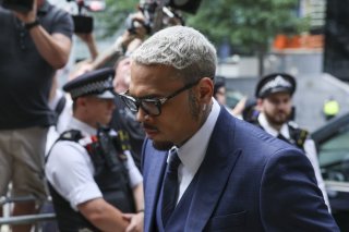 Chris Brown, vendredi matin, à son arrivée à l'audience. (EPA/Neil Hall) KEYSTONE/EPA/NEIL HALL